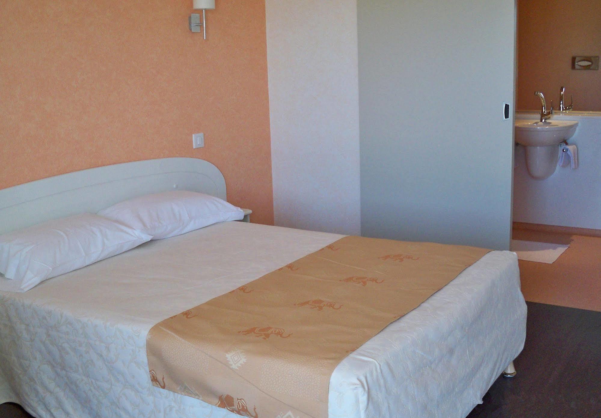 Natur'Hotel Menesplet Bagian luar foto