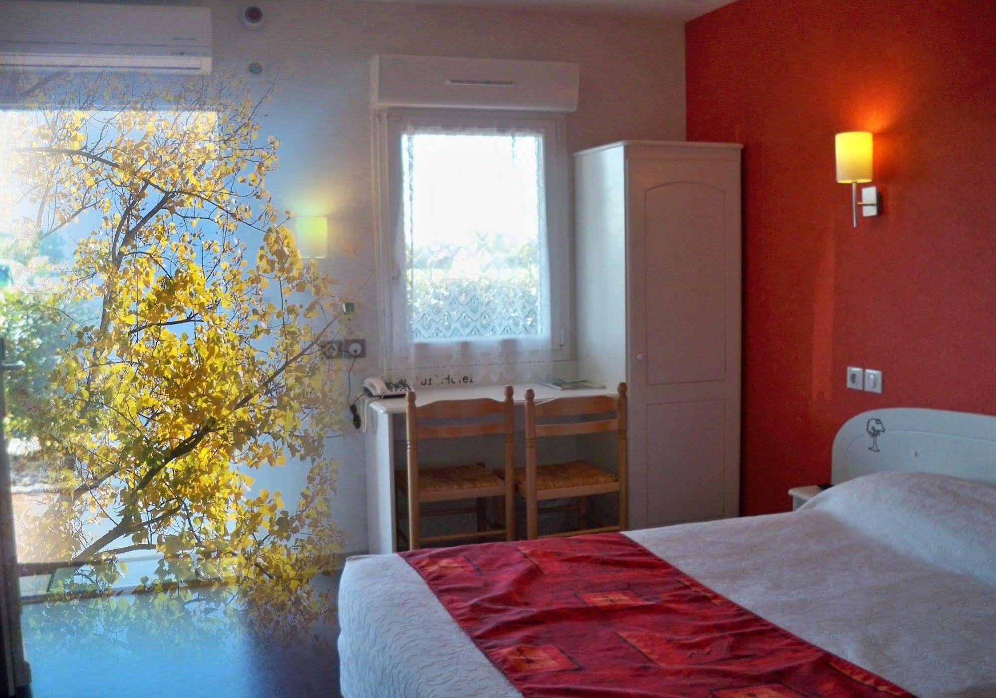 Natur'Hotel Menesplet Bagian luar foto